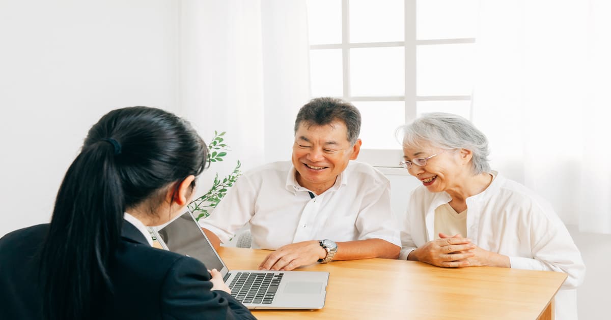 弁護士と話す高齢夫婦